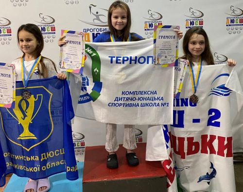 13 призових медалей завоювали юні тернопільські спортсмени на змаганнях з плавання у Дрогобичі (фото)