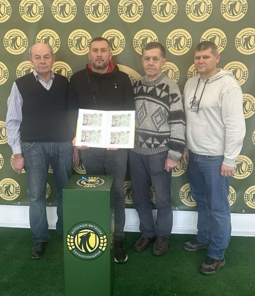 У офісі Асоціації футболу Тернопільщини погасили пам’ятний конверт, приурочений до 90-річчя Володимира Ониська (фото)