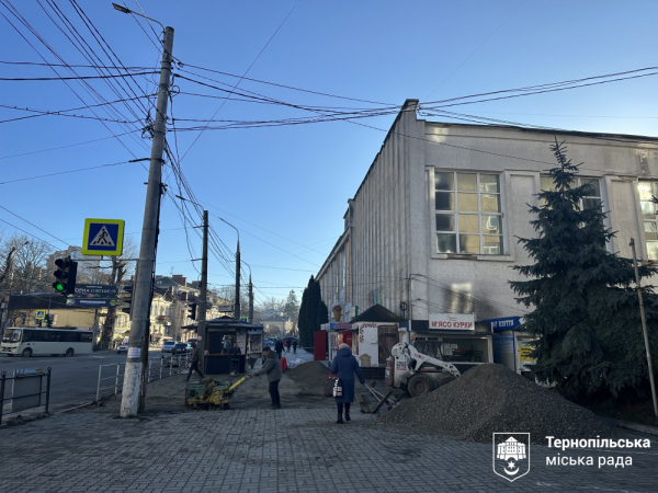 Безбар’єрний тротуар завершують на Острозького у Тернополі: які особливості