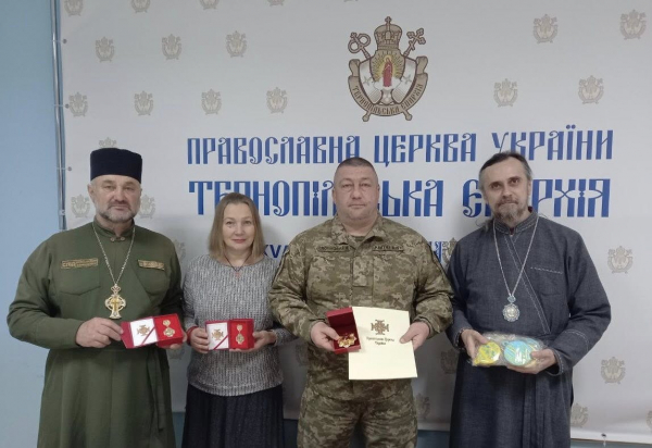 Митрополит Тернопільський і Кременецький Нестор нагородив волонтерів та військовослужбовця (фото)