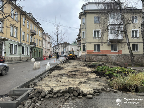 У центрі Тернополя оновлюють тротуари: роботи триватимуть до кінця року (ФОТО)