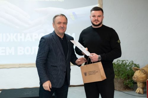 День волонтера на Тернопільщині: Президент відзначив нагородою місцевого активіста (фото)