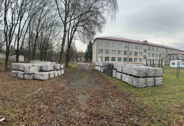 У Білобожницькій громаді облаштовують територію біля приміщення амбулаторії, школи та дитсадку (фото)