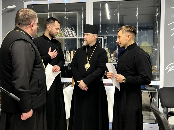 Різдвяна молитва та підтримка: зустріч для родин загиблих воїнів у Тернополі (фото)