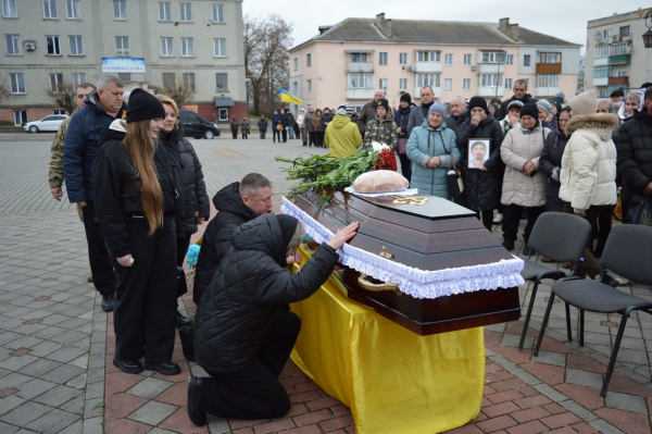 Лановецька громада попрощалася із полеглим 28-річним захисником Віталієм Нанюком (фото)