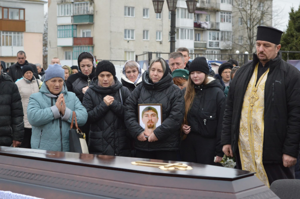 Лановецька громада попрощалася із полеглим 28-річним захисником Віталієм Нанюком (фото)