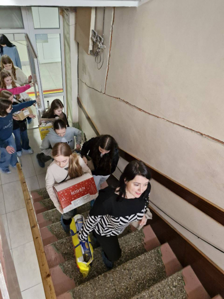 У Тернополі школярі прийшли з гостинцями у лікарню до поранених воїнів (фото)