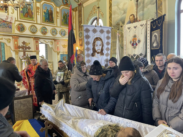 Озернянська громада провела в останню дорогу Героя України Юрія Перова (фото)