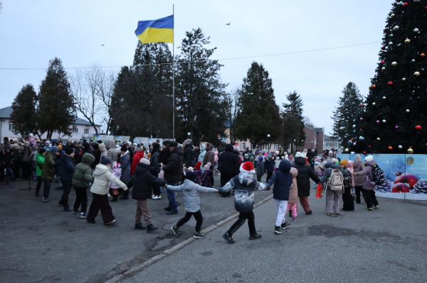 Хатинку Миколая відкрили у Козові: близько 300 дітей отримали свято та подарунки (фото)