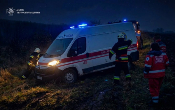Рятувальники витягували з пастки швидку медичну допомогу на Тернопільщині (фото)
