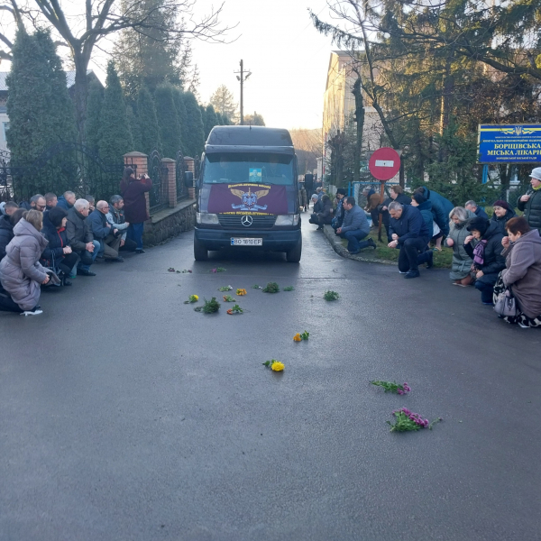 На колінах та з прапорами зустріли тіло полеглого Героя Олега Божка зі Скала-Подільської громади (ФОТО)
