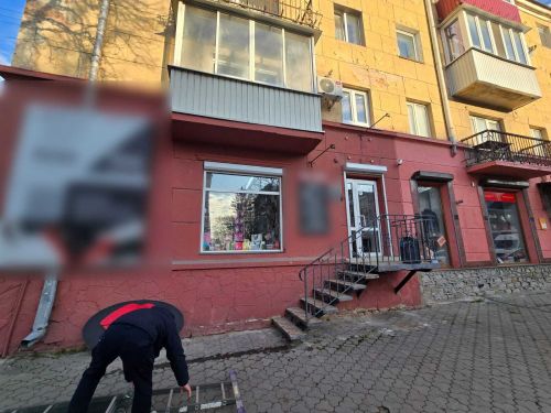 У центрі Тернополя демонтували незаконну вивіску