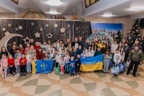 Дітям загиблих і полонених військових у Тернополі показали благодійну виставу та вручили подарунки (фото)