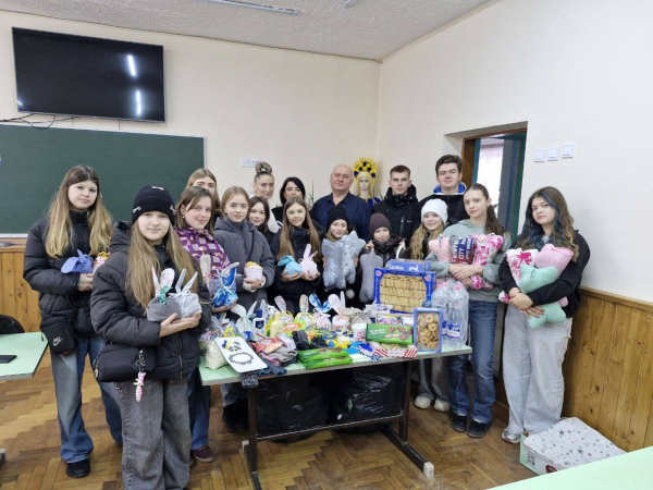 У Тернополі школярі прийшли з гостинцями у лікарню до поранених воїнів (фото)