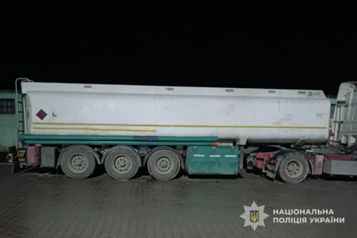 Поліція Тернопільщини викрила водія, який розбавляв азотні добрива водою під час перевезення