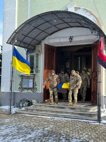 Озернянська громада попрощалася із захисником Романом Майдановим (фото)