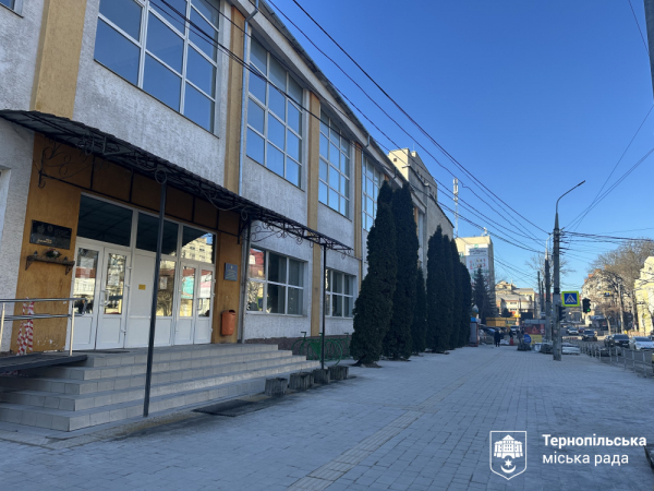 Безбар’єрний тротуар завершують на Острозького у Тернополі: які особливості