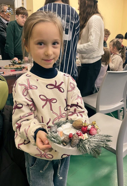 Різдвяний майстер-клас: у Тернополі в парафії святого Василія Великого діти виготовляли підсвічники до Святвечора (фото)