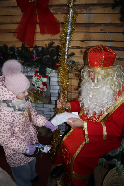 Хатинку Миколая відкрили у Козові: близько 300 дітей отримали свято та подарунки (фото)