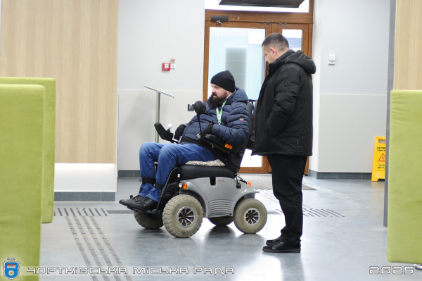 У Чорткові відкрили єдине на Тернопільщині безбар’єрне відділення банку (фото)