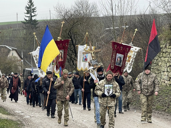 Озернянська громада провела в останню дорогу Героя України Юрія Перова (фото)