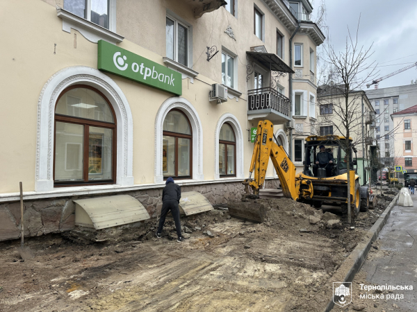 У центрі Тернополя оновлюють тротуари: роботи триватимуть до кінця року (ФОТО)