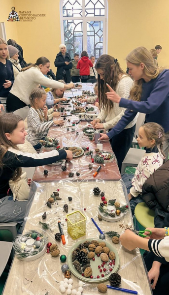 Різдвяний майстер-клас: у Тернополі в парафії святого Василія Великого діти виготовляли підсвічники до Святвечора (фото)