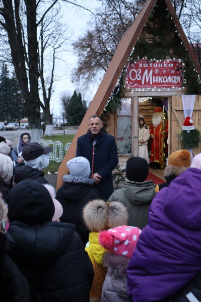 Хатинку Миколая відкрили у Козові: близько 300 дітей отримали свято та подарунки (фото)