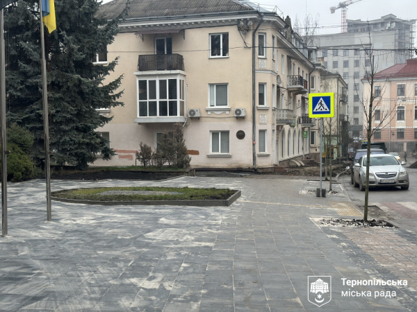 У центрі Тернополя оновлюють тротуари: роботи триватимуть до кінця року (ФОТО)