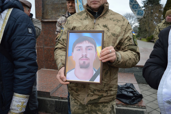 Лановецька громада попрощалася із полеглим 28-річним захисником Віталієм Нанюком (фото)