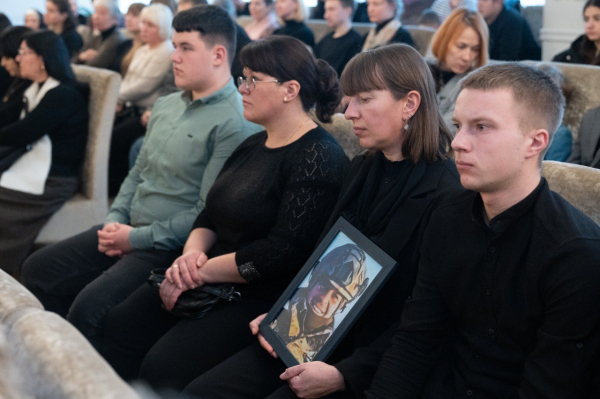 Посмертні нагороди родинам 52 загиблих військових вручили на Тернопільщині (фото)