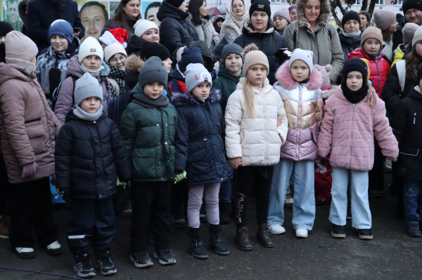 Хатинку Миколая відкрили у Козові: близько 300 дітей отримали свято та подарунки (фото)