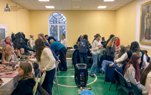 Різдвяний майстер-клас: у Тернополі в парафії святого Василія Великого діти виготовляли підсвічники до Святвечора (фото)