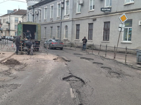 У Бережанах обмежено рух на дорозі державного значення через ремонт(фото)