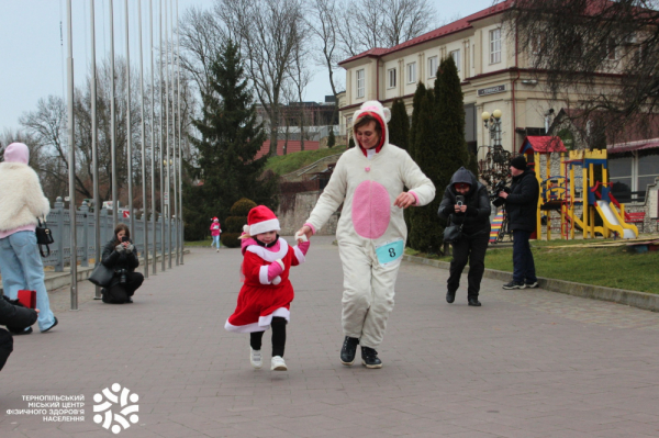 Костюмований благодійний забіг святих Миколаїв провели у Тернополі (фото, відео)