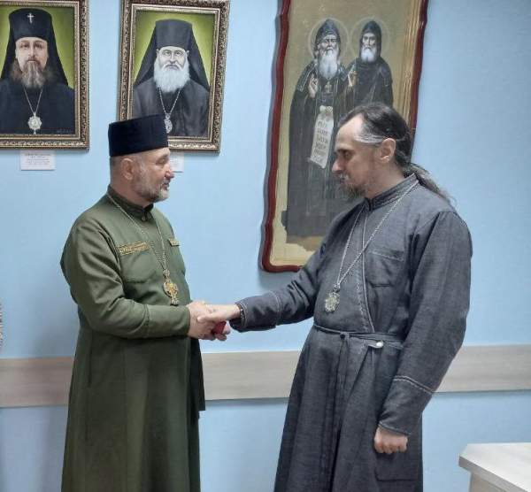 Митрополит Тернопільський і Кременецький Нестор нагородив волонтерів та військовослужбовця (фото)