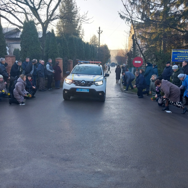 На колінах та з прапорами зустріли тіло полеглого Героя Олега Божка зі Скала-Подільської громади (ФОТО)