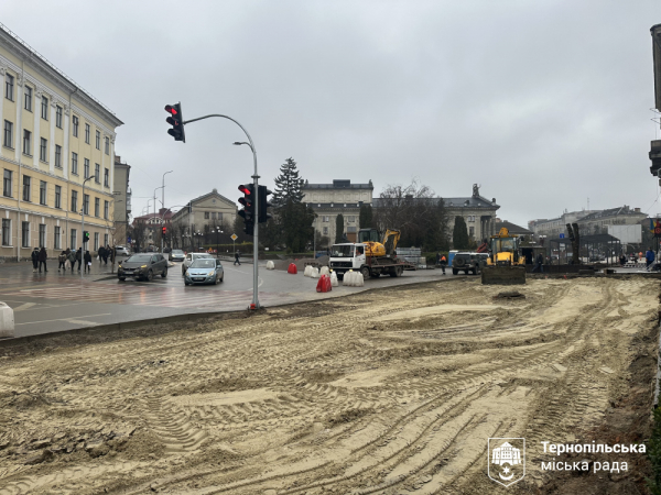 У центрі Тернополя оновлюють тротуари: роботи триватимуть до кінця року (ФОТО)