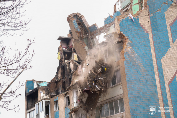 Працює спецтехніка: демонтують будинок, який зруйнувала ракета рф у Тернополі (ФОТО)