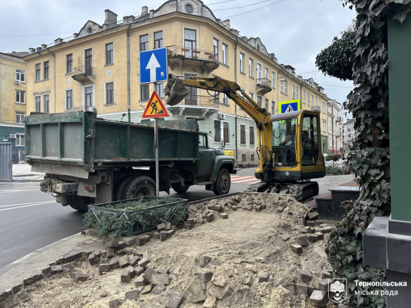 У центрі Тернополя оновлюють тротуари: роботи триватимуть до кінця року (ФОТО)