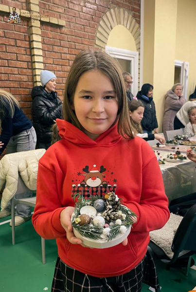 Різдвяний майстер-клас: у Тернополі в парафії святого Василія Великого діти виготовляли підсвічники до Святвечора (фото)