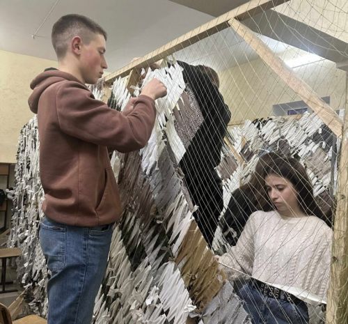 У Тернополі студенти плетуть маскувальні сітки для військових (фото)