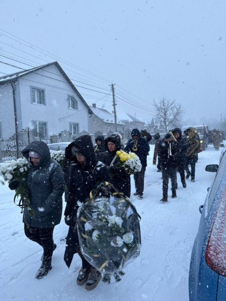 Озернянська громада попрощалася із захисником Романом Майдановим (фото)