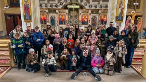 Різдвяний майстер-клас: у Тернополі в парафії святого Василія Великого діти виготовляли підсвічники до Святвечора (фото)