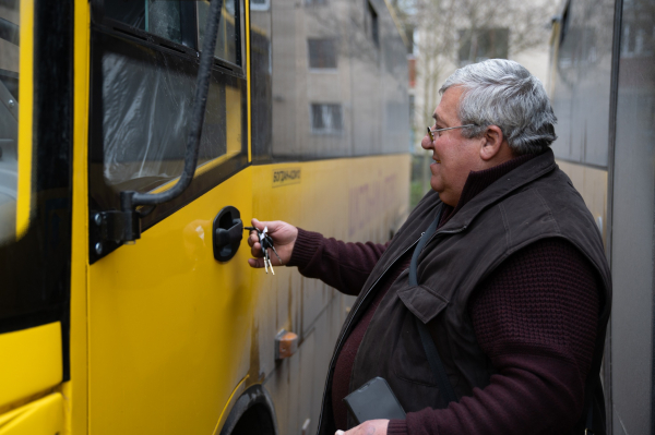 Громади Тернопільщини отримали ще чотири нові шкільні автобуси (фото)