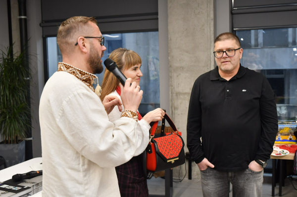 На благодійному аукціоні у Тернополі продали вишиту сумку за 17 000 грн