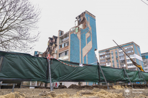 Працює спецтехніка: демонтують будинок, який зруйнувала ракета рф у Тернополі (ФОТО)