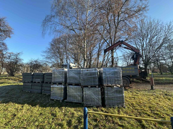 У Білобожницькій громаді облаштовують територію біля приміщення амбулаторії, школи та дитсадку (фото)