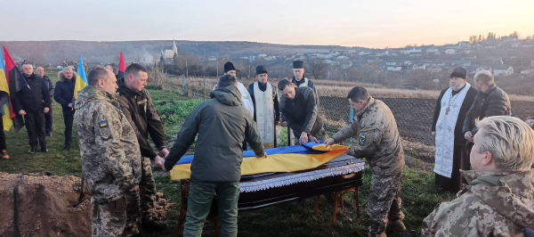 Розгорнули прапор над домовиною: Микулинецька громада попрощалася з 29-річним воїном (фото)