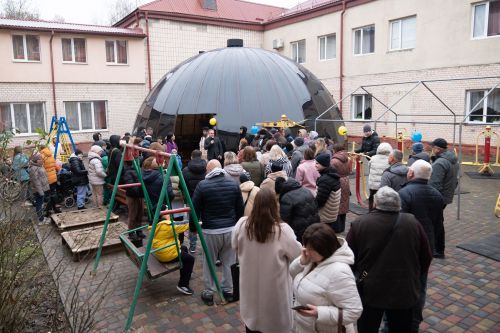 Для дітей із особливими освітніми потребами у Тернополі відкрили купольну альтанку (фото)